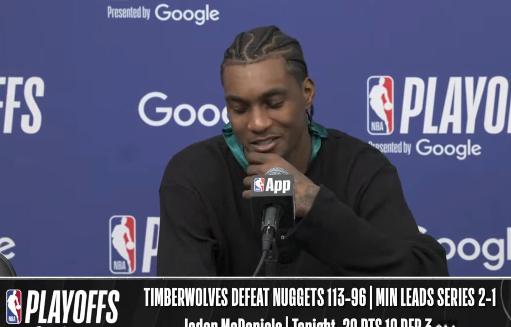 嘴角已经压不住了！ 😅记者问麦丹： 全场球迷都在为你防守穆雷欢呼。成功限制对手