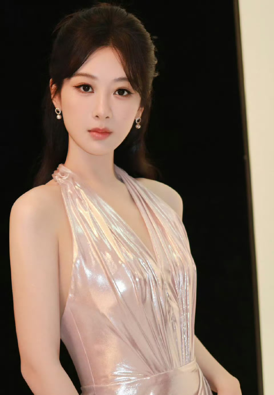 杨紫粉色挂脖流光裙太温柔了！甜甜糯糯的紫[哇] ​​​