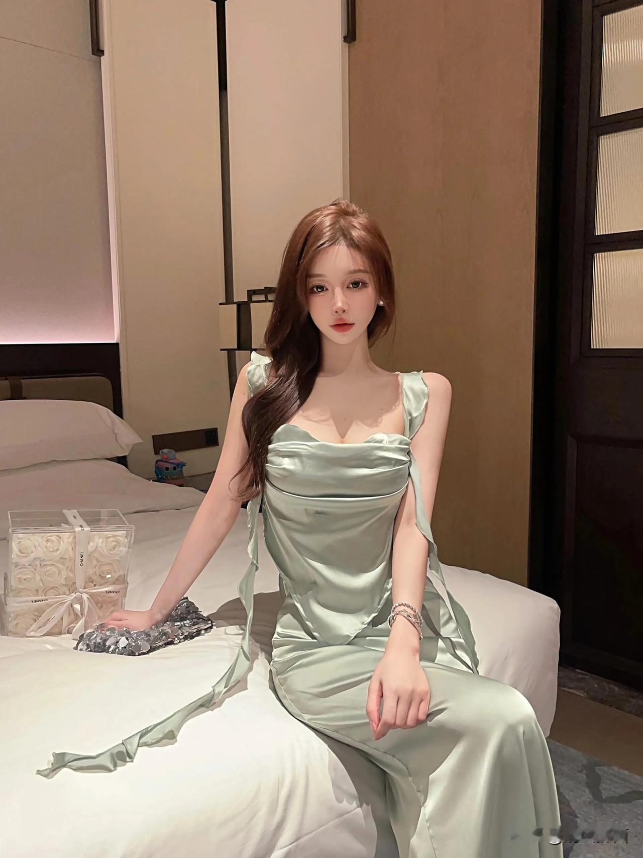 性感妩媚，尽显优雅气质。#分享迷人的佳人# #分享女神级美照# #迷人女神魅力展
