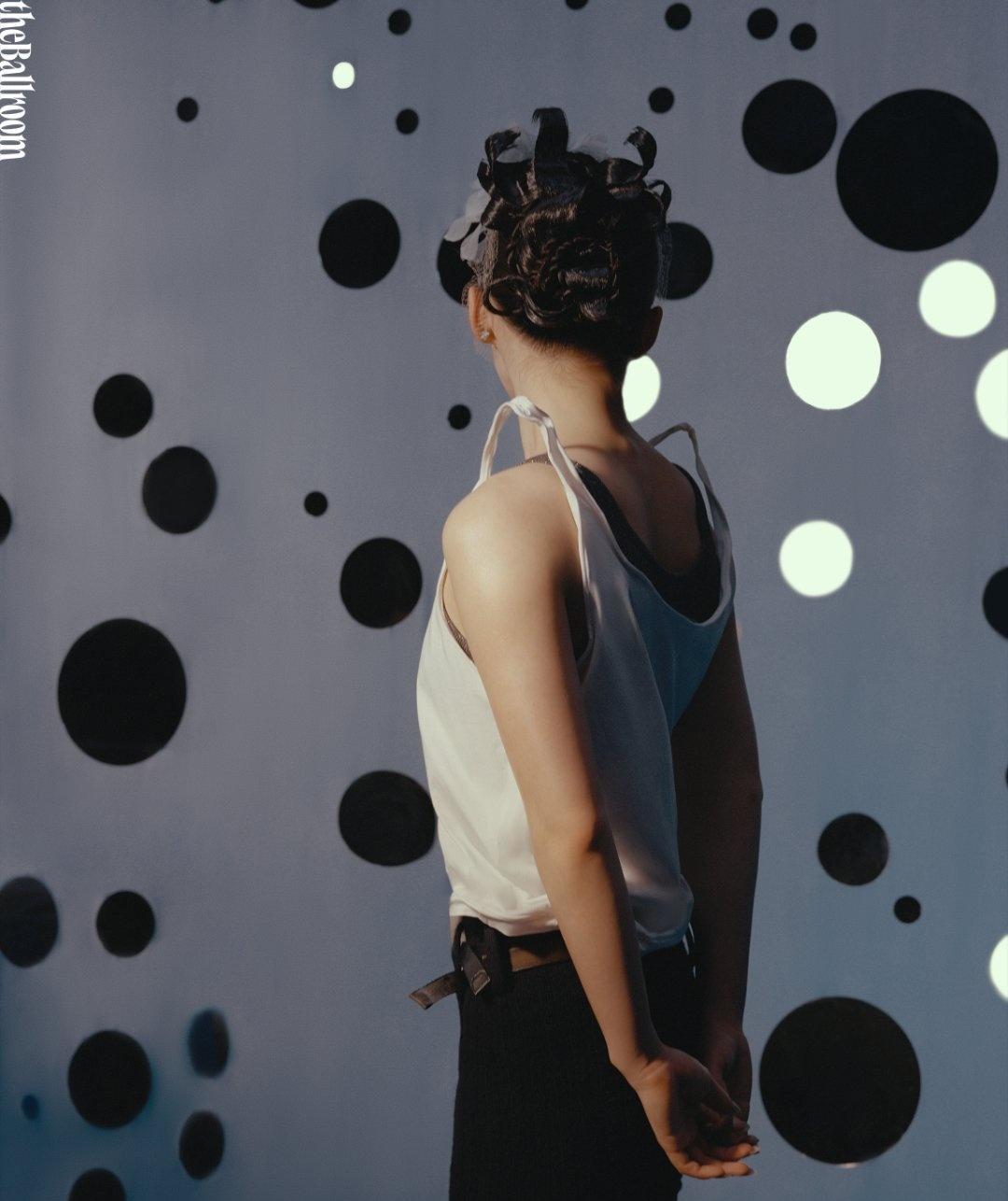 蓝色是沉静，亦是力量。陈芋汐以水为媒，在碧波之上书写属于自己的传奇。她带着沉稳与