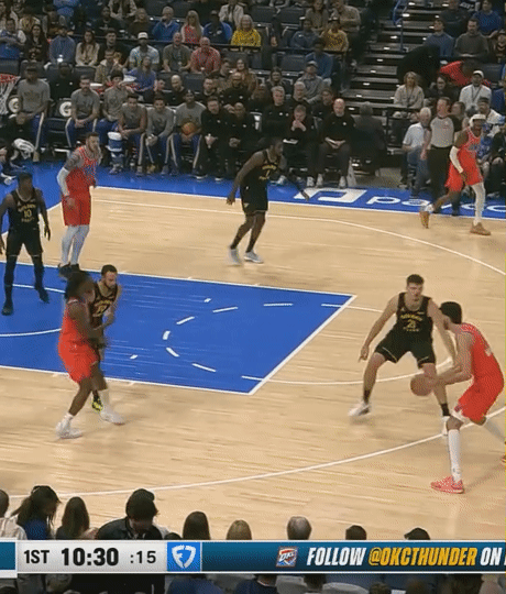 霍姆格伦又进步了，从三分线外发起突破，杀到篮下再来个梦幻脚步，技术很细腻。202