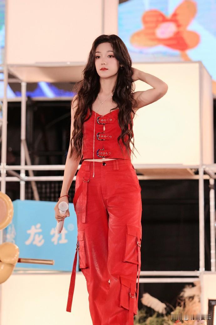 希林娜依高演唱会红色套装，又酷又飒