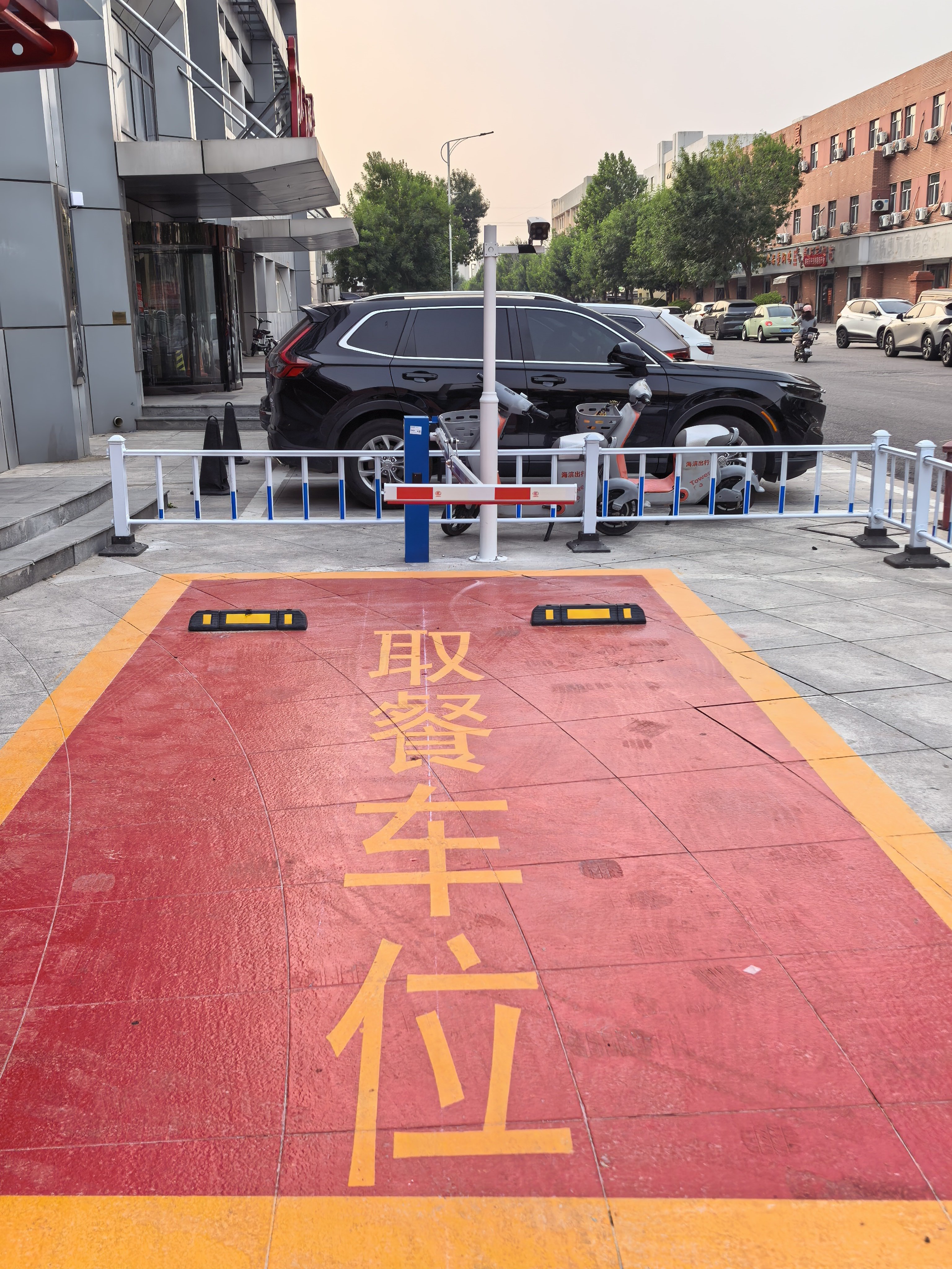 原来肯德基还有车速取就是把车停到对应车位员工可以直接把餐给送到车里就很适合测试智