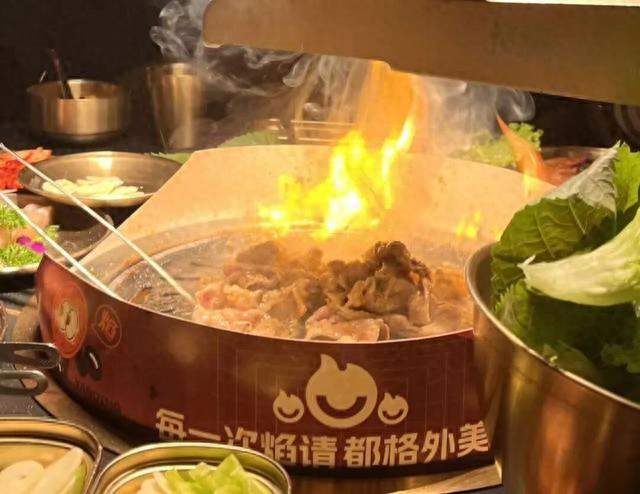 **海底捞烤肉店狂关19家！服务神话失灵，最赚钱的招数为啥不灵了