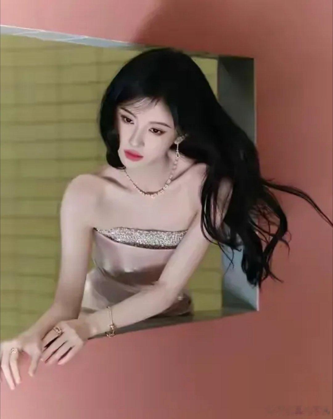 鞠婧祎她这明显肩膀都不对称了啊！！这是拍照问题么？ ​​​