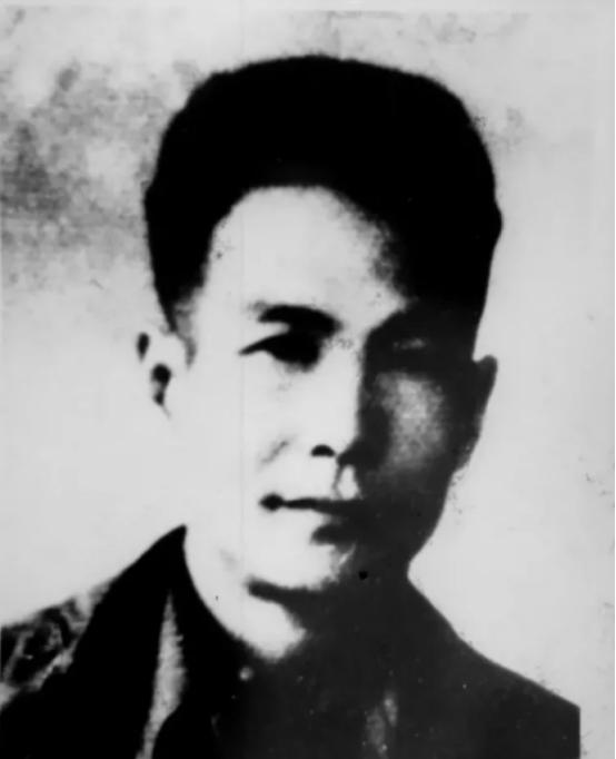 1948年，狱医刘石人到女牢诊病，刚到门口，一女犯突然趔趄摔倒在他身上，并迅速塞