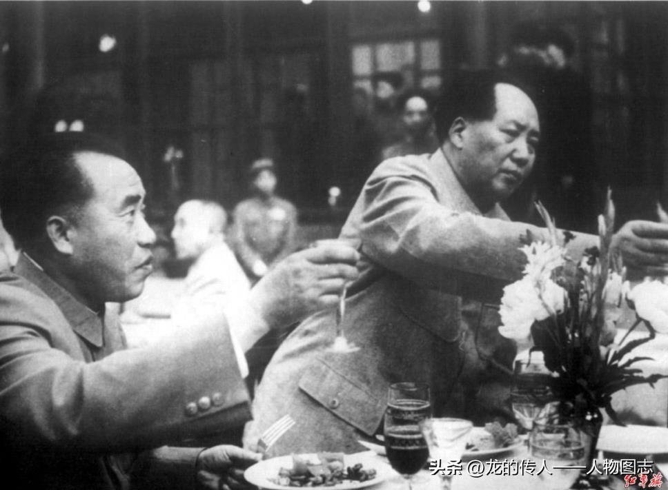 1951年毛泽东和朱德在庆祝七一的酒会上
