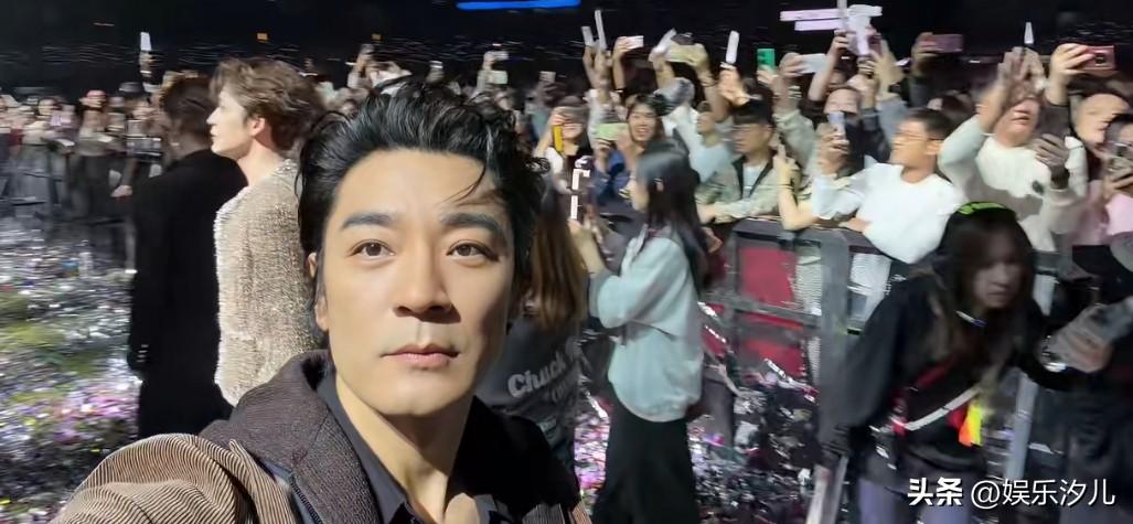 李光洁晒孙楠演唱会自拍


李光洁现身孙楠演唱会，这自拍视角太绝了！漫天彩带下，