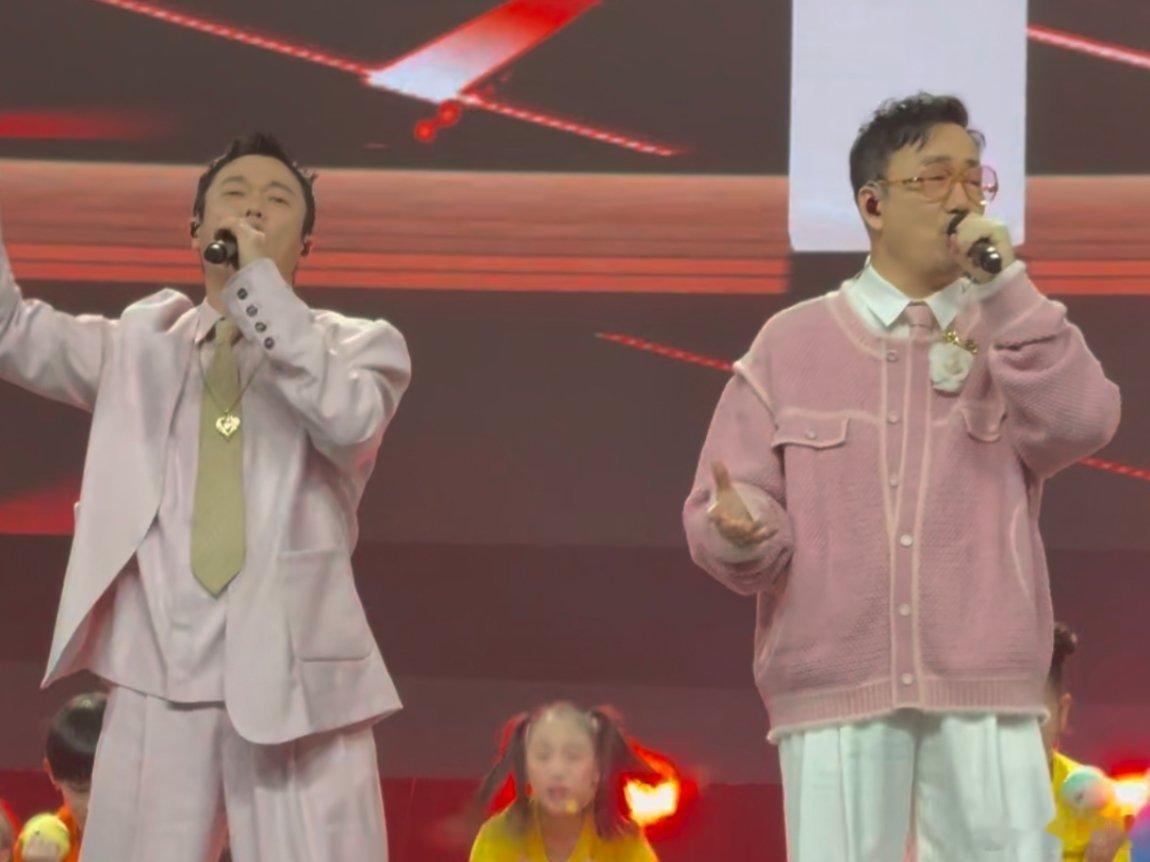 筷子兄弟跑调 跑调也正常，这首歌本来就挺考验机能的，又蹦又跳的。而且这俩人年纪也