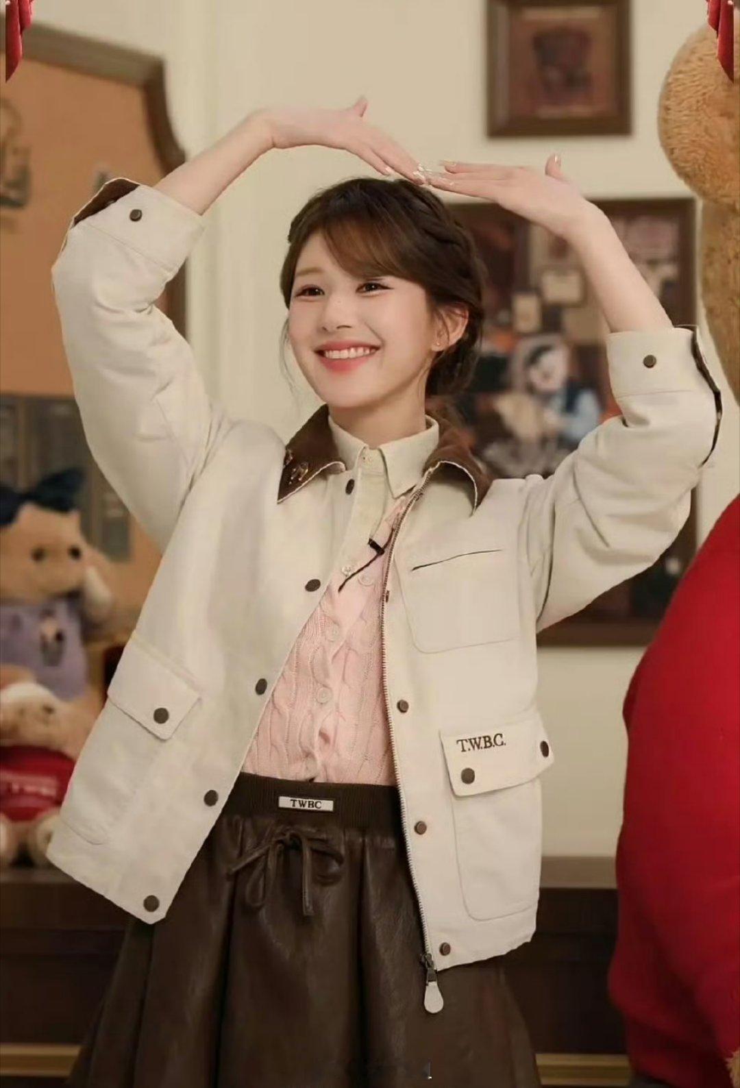 赵露思今日份直播截图来了，简简单单的穿搭，主打一个清清爽爽的感觉啊，红气养人，赵