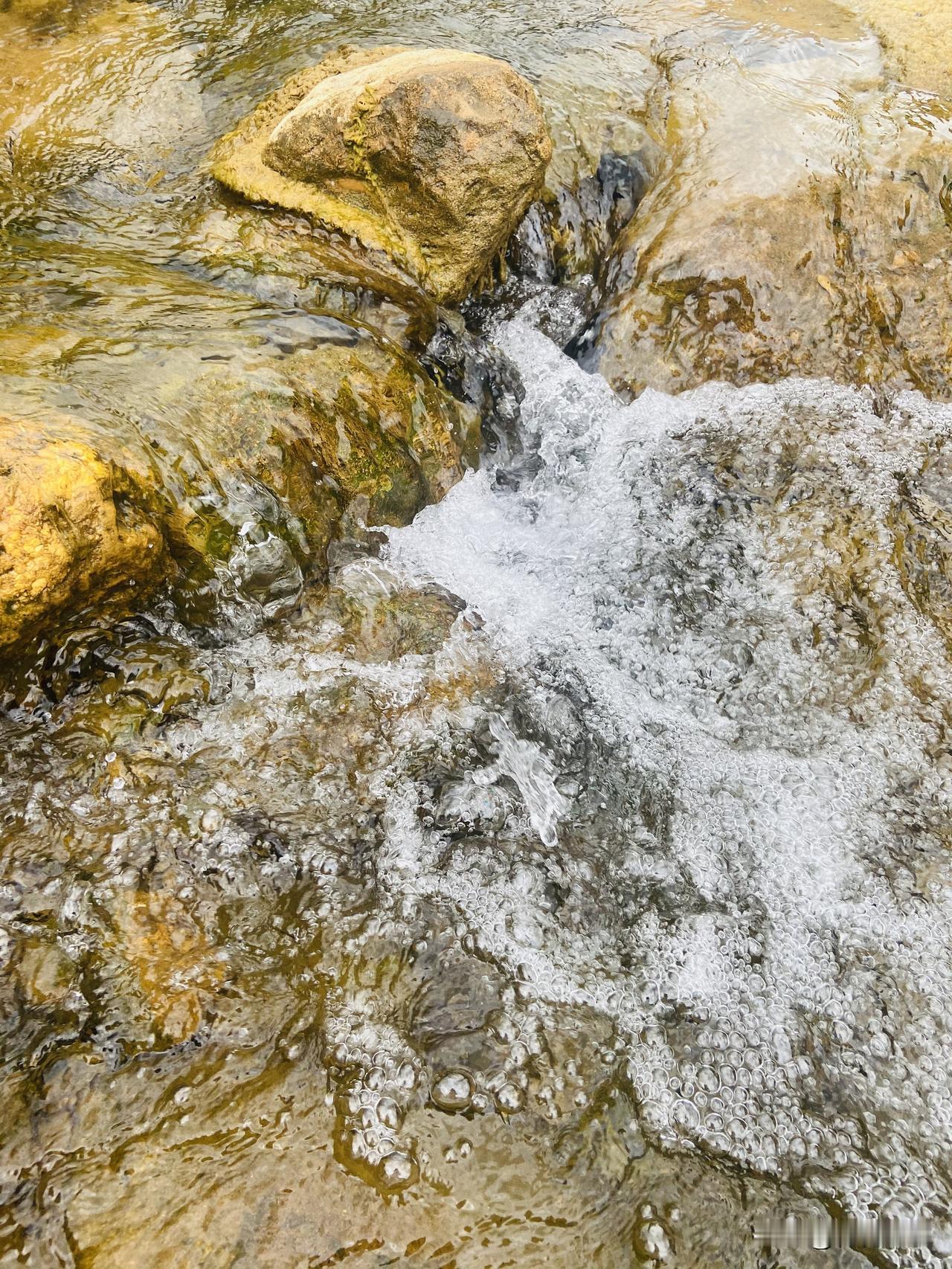 因为这个话题，每天都来回看一下钓鱼时候拍下的照片。

潺潺的流水，哗啦啦的响着，