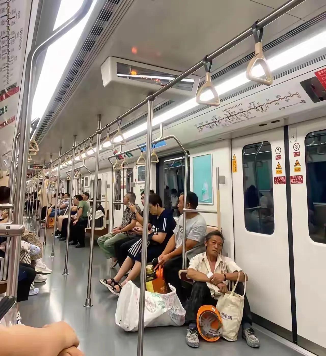 大家都来看看，坐地上的这位中年大叔太有素质了！近日，湖南的网友透露，自己出去办事