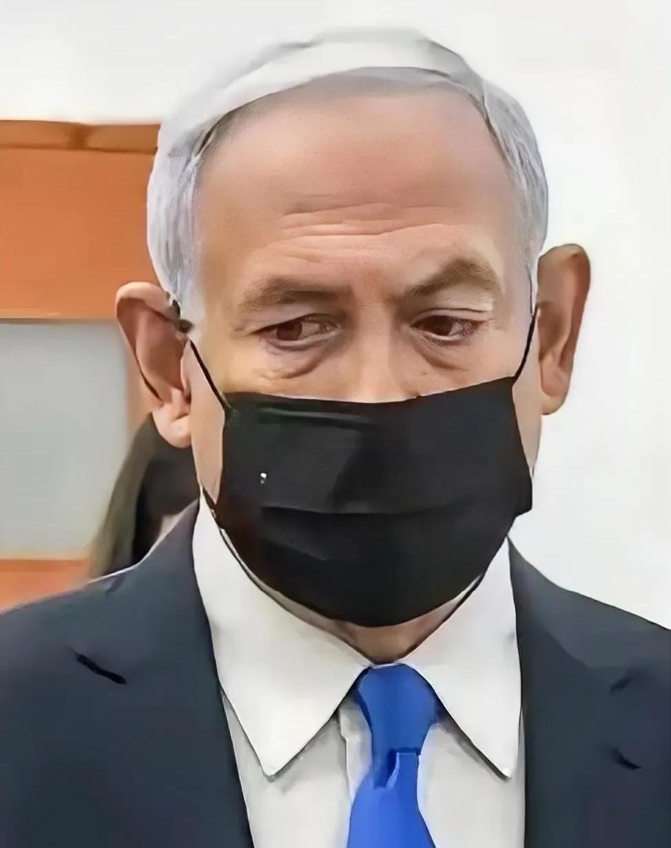 防空警报刚停，法院大门贴心敞开。内塔尼亚胡的物理防御堆到了满级，司法抗性干脆选了