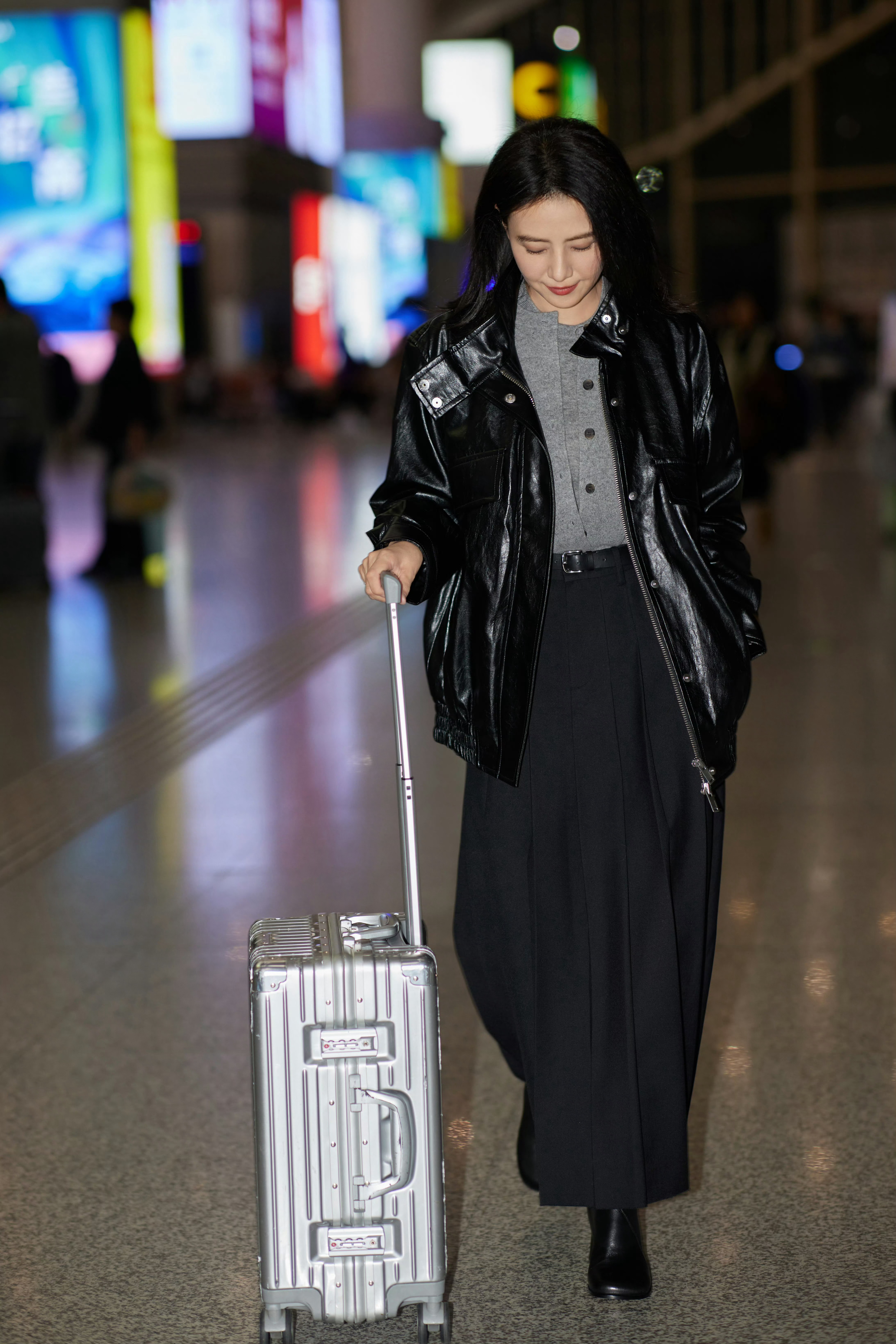 我一直都觉得，姐姐的机场穿搭，真的把松弛高级感拿捏得死死的！这套灰调针织开衫+黑