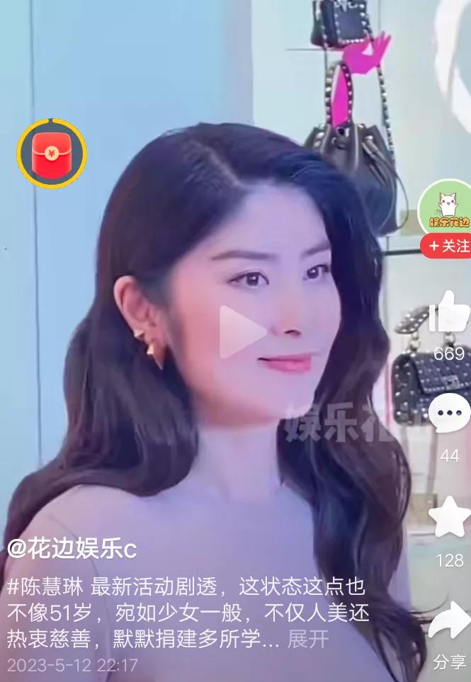 周慧敏，陈慧琳，近期活动路透照，两人年龄只相差4岁，看着却像相差20岁。