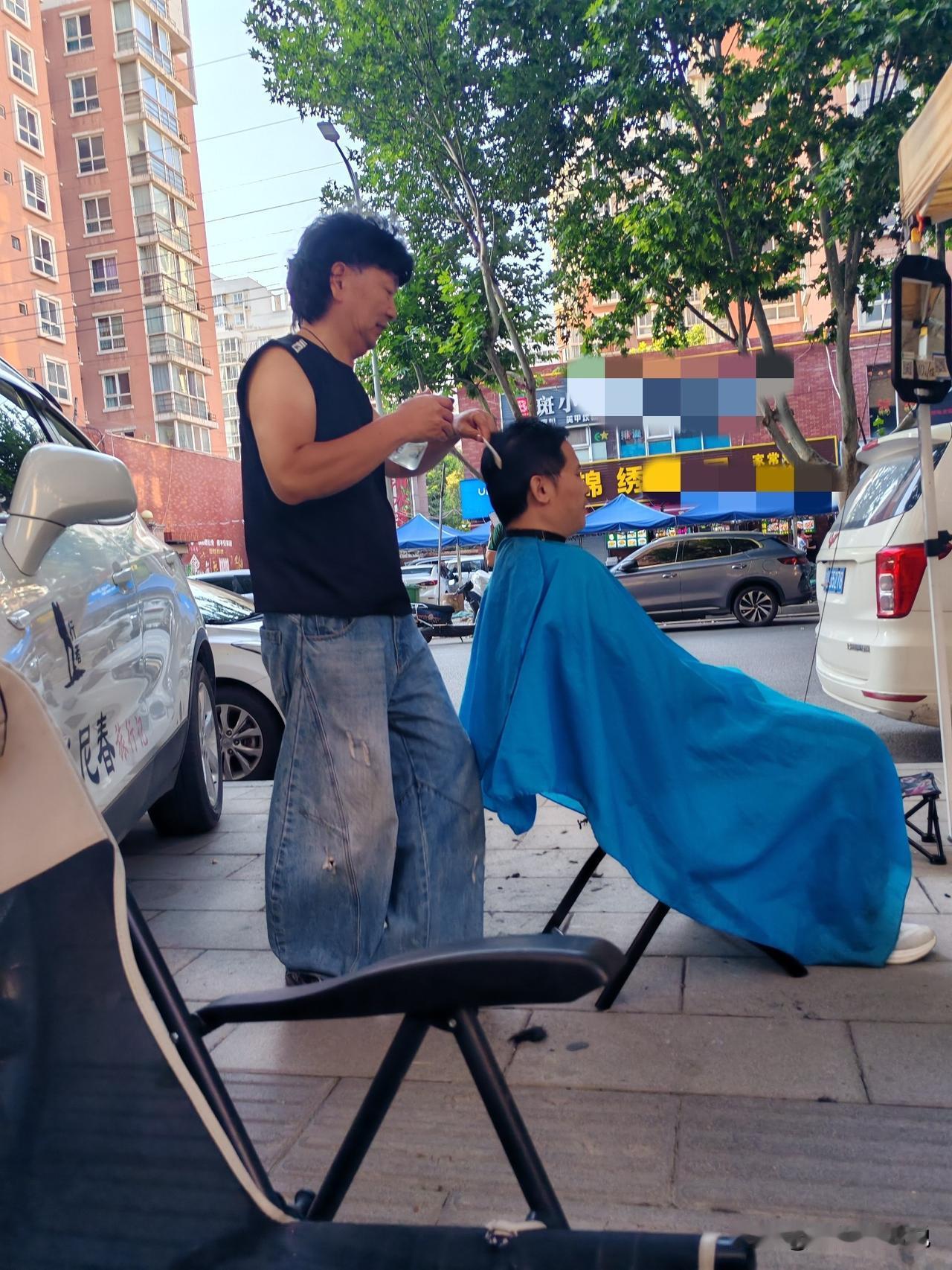 果然理发要找时髦人
坐标西安。昨天下午我闲逛，回返途中偶遇了几年不见的老王，他在