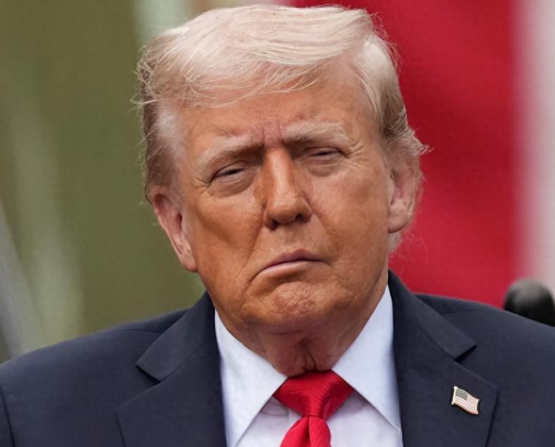 谁能想到，一辈子好强不服老的特朗普，居然在头发上认了怂？79岁的年纪，终于不再执