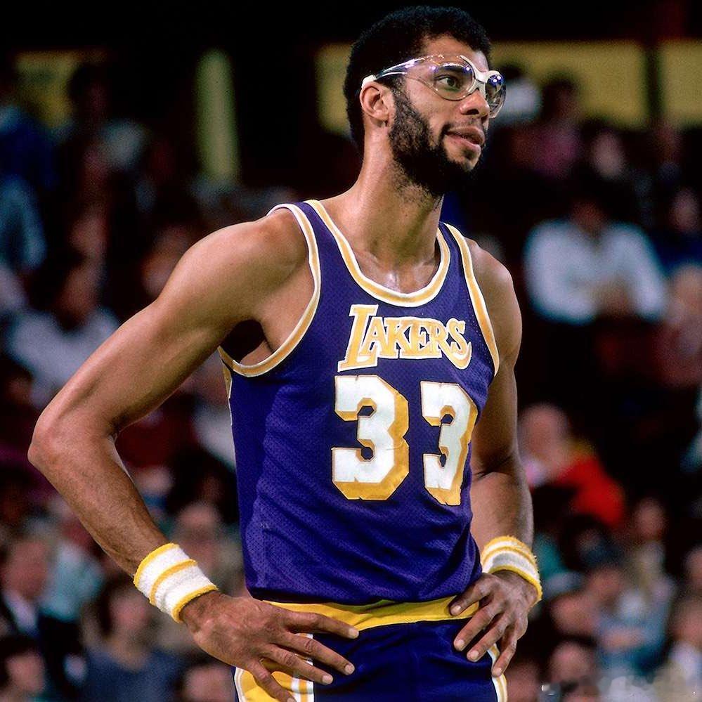 NBA历史上，仅有两名球员在41岁后单场得分25+🫡贾巴尔: 1988年4月1