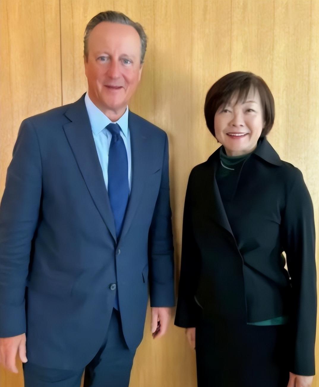 🌙安倍晋三要是泉下有知，估计真得气得翻个身。

他老婆安倍昭惠，在他死后，直接