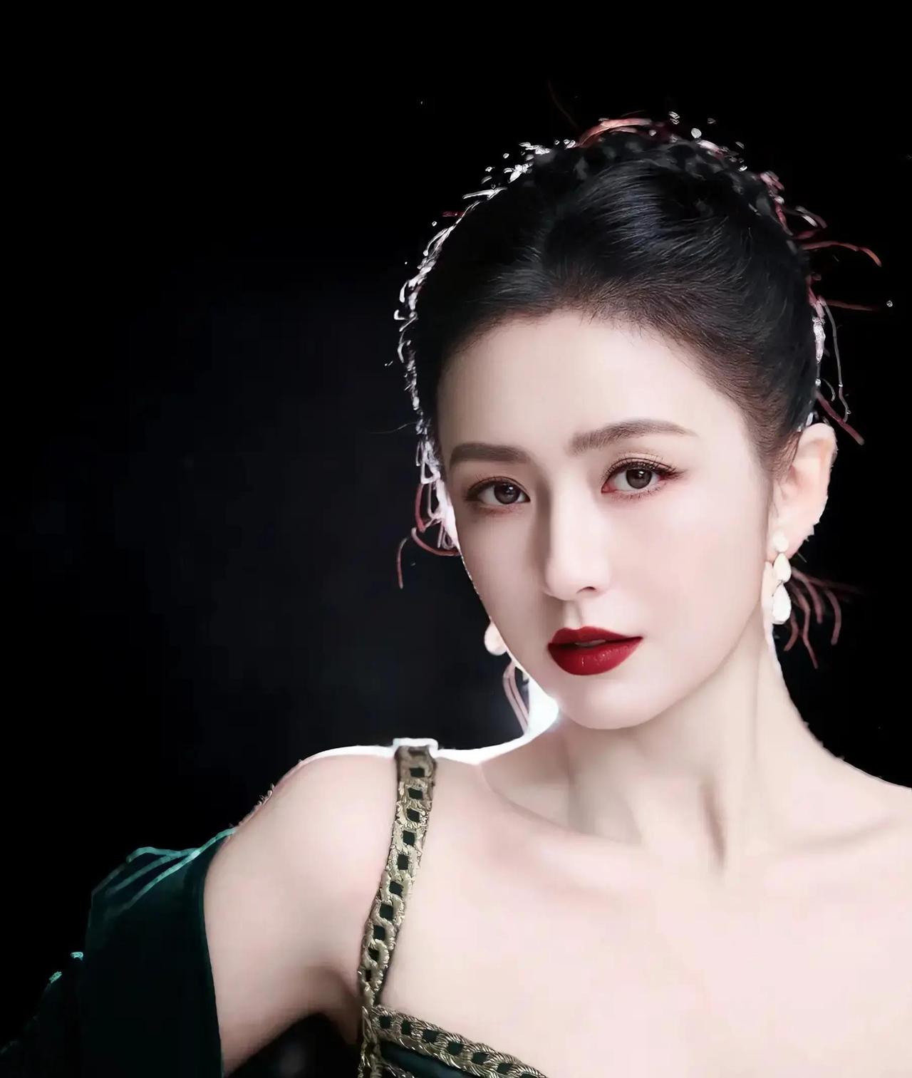 佟丽娅最近这组复古风大片拍得太绝了！她换上深绿色丝绒长裙，裙子上绣着精致的金色花