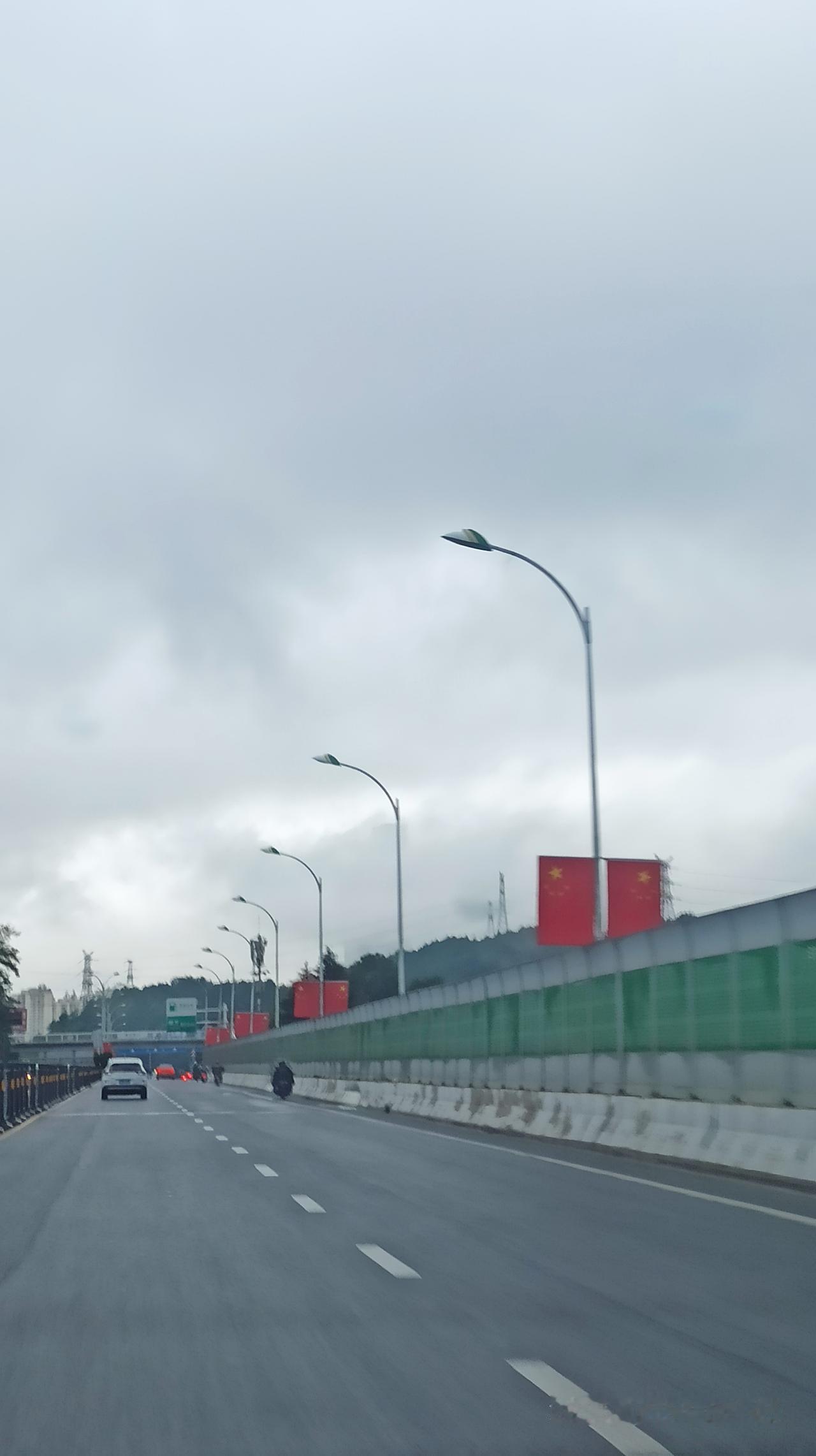 401后贵州再无摩天大楼！清晨开起汽车行驶在公路上，还未进入观山湖区，首先映入眼