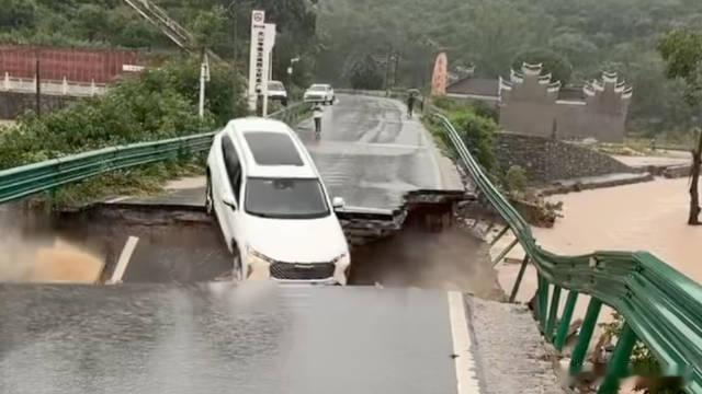湖北一桥梁垮塌一汽车坠河被冲走 5月25日，湖北大悟县因强降雨致桥梁局部垮塌，一