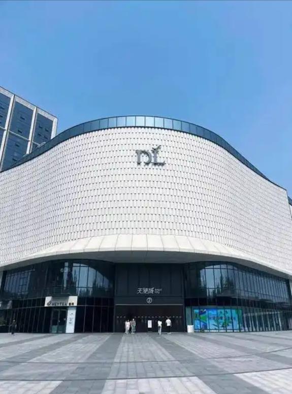 以为胖东来房东贪得无厌？别轻易被舆论带偏。算一笔账：2.3万平一年2400万租金