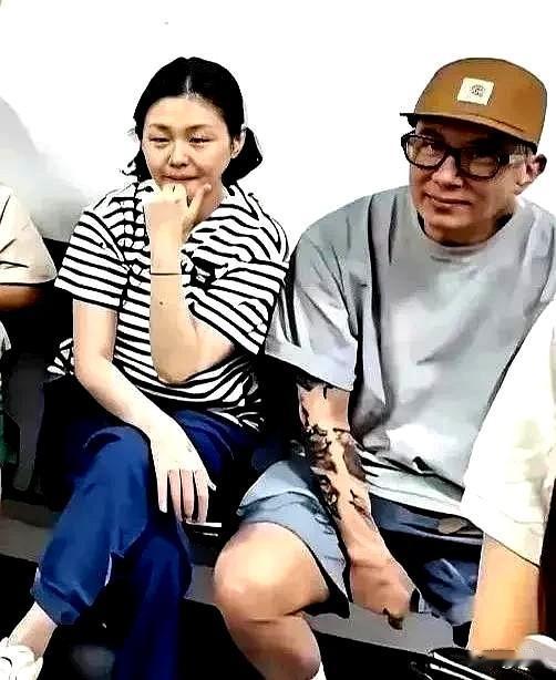 这是一位网友放出来的照片，当时大S和具俊晔陪小箖箖出去玩。
仔细看，照片里的她两