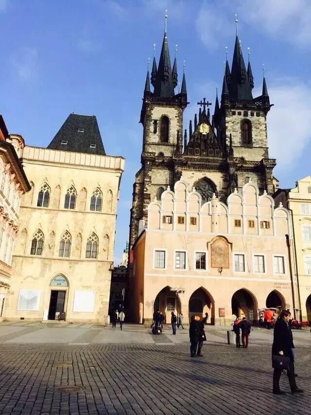 我清晰地记得去德国法兰克福出差那次，十几个小时的飞行让我疲惫不堪。令我终生难忘的