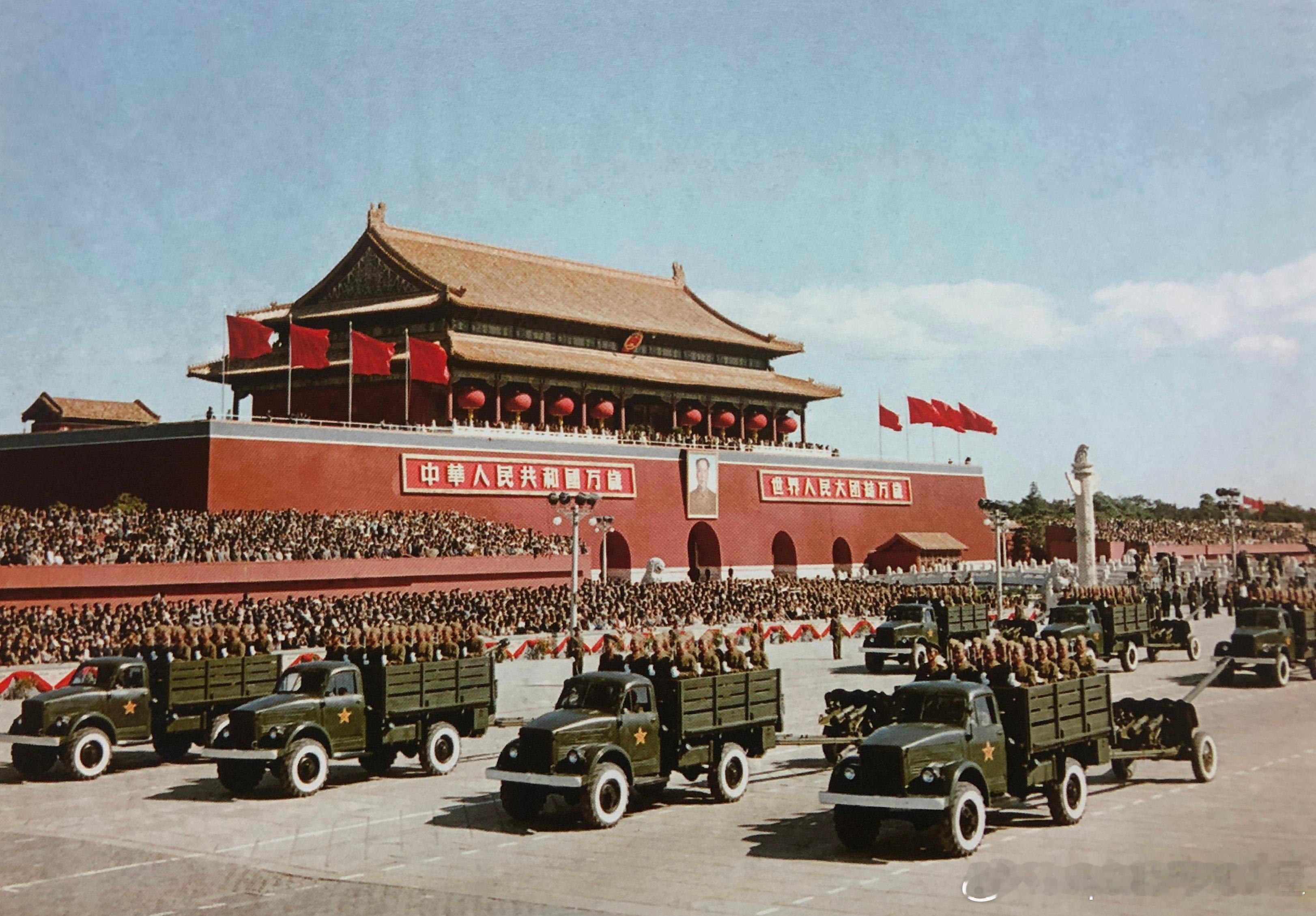 1958年10月1日国庆阅兵中的炮兵部队军事历史全触达 ​​​