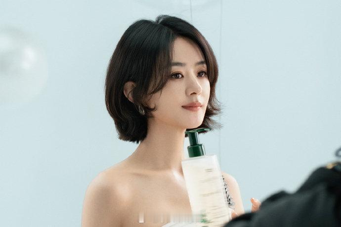 赵丽颖极简白裙干净利落的短发配白裙太有气质了[羞嗒嗒]最极致的美貌只需要简单的妆