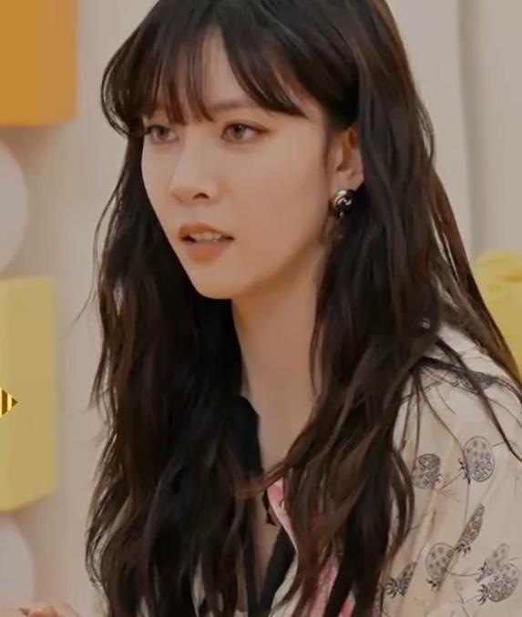 徐志胜当宋妍霏的面接前任电话 综艺节目里，徐志胜与宋妍霏约会气氛融洽。突然徐志胜