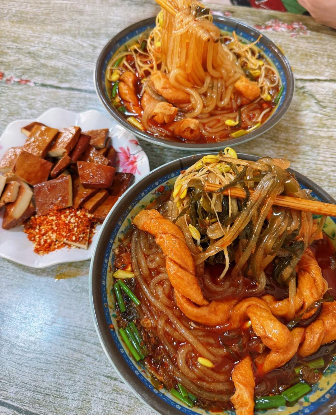 四川小县城 巴中通江县水泥高楼之下仿佛到了小重庆，街道高地起伏。同时这里也有着厚