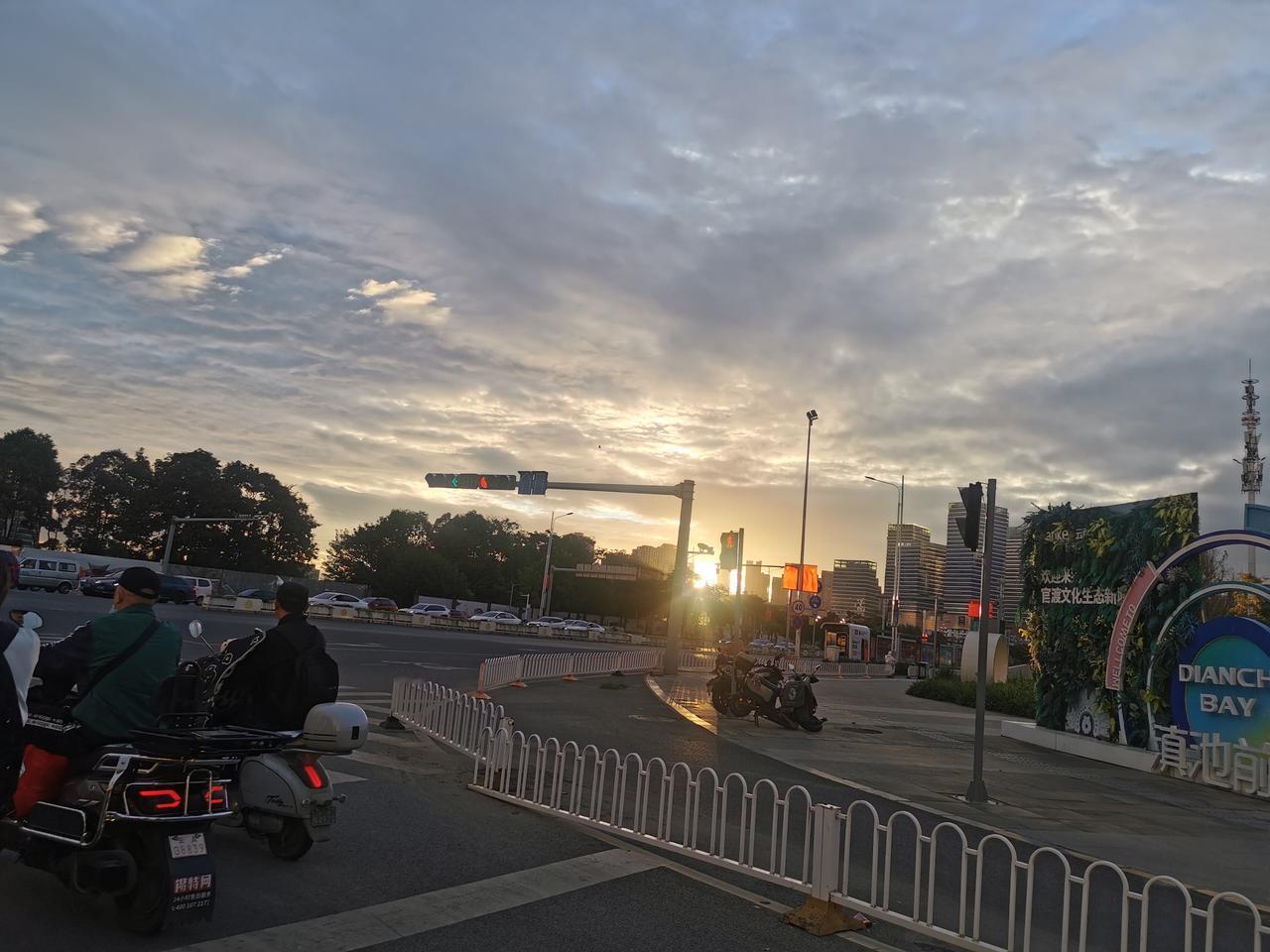 昆明的早晨
日出东方，万丈光芒
路上行人，匆匆忙忙
上班族面色或疲惫或迷恾
学生
