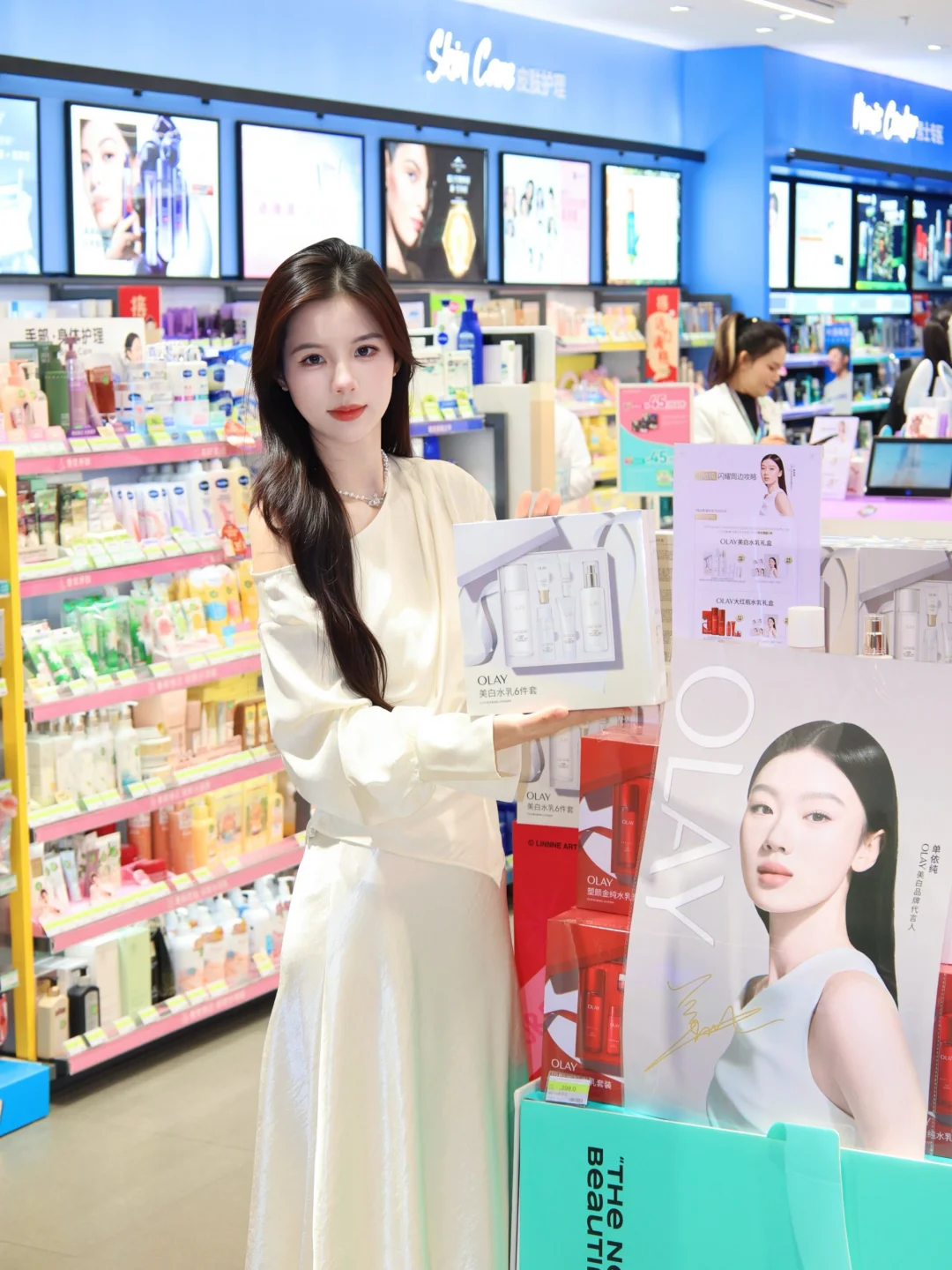 谁在天河领展蹲到单依纯？OLAY水乳礼太香了