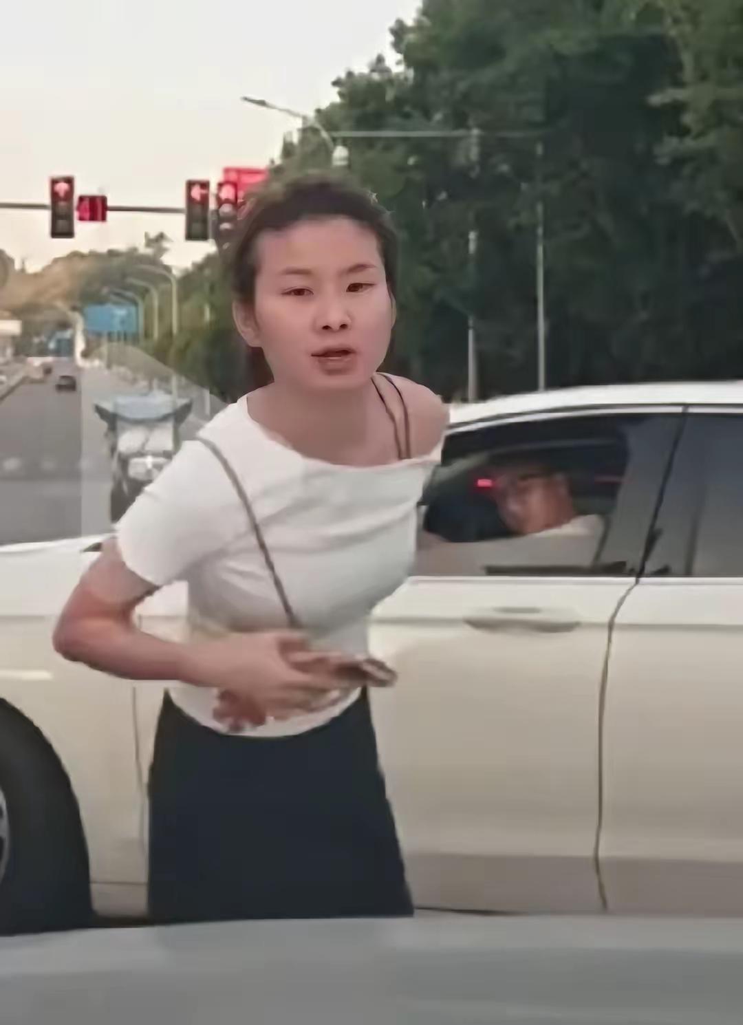 25岁的“口水姐”得到了惩罚，如果重庆“口水姐”吐口水挑衅的那个人，他也和“口水