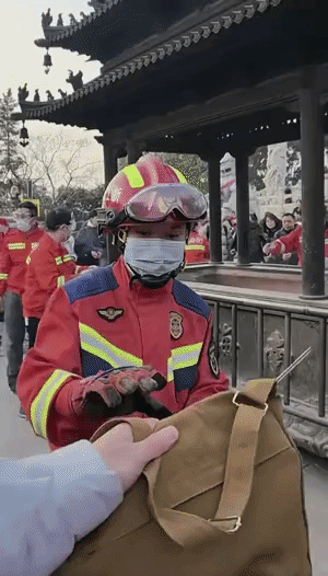 网友：官方认证开光[笑cry] 