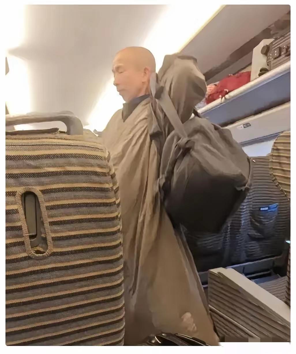 高铁上遇到个出家人，是净土宗的，严格守戒日中不食，我跟他聊了好多关于修行、庙里日