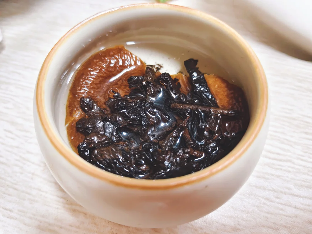 1.最近买了一个汝窑的小杯子。超市里买的应该就是一般的，但是非常喜欢汝窑。