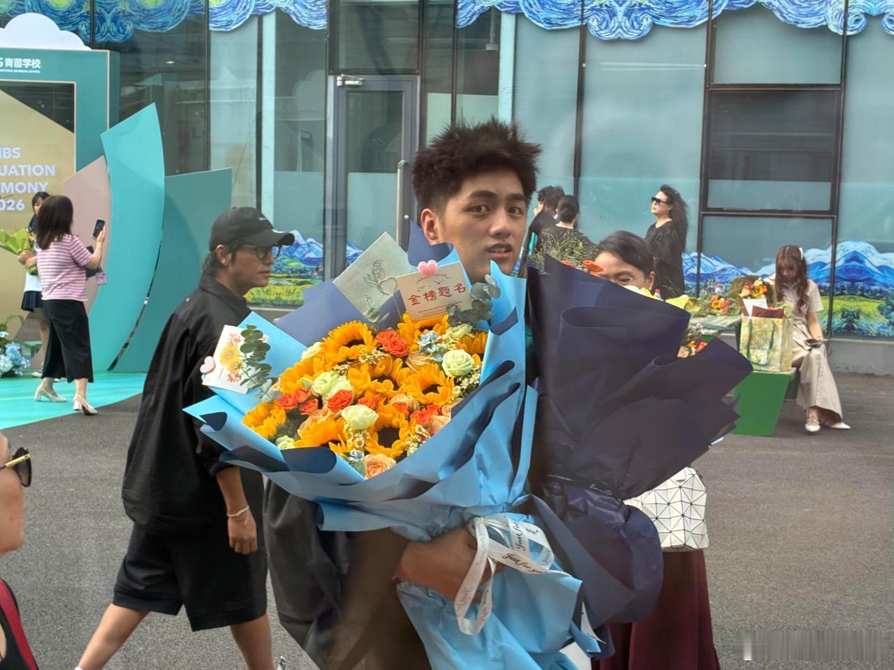 陈坤参加侄子高中毕业典礼 陈坤参加侄子高中毕业典礼，都长这么大了 
