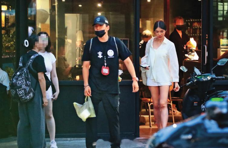 王大陆服役假期和女友约会 据台媒，王大陆25日被拍到和女友沐轩约会，两人现身一家
