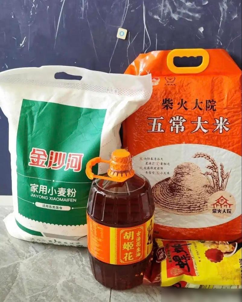 外甥女今天来给我送中秋节了，她没有买月饼，只是提了一袋米，一桶油，一袋面。

说
