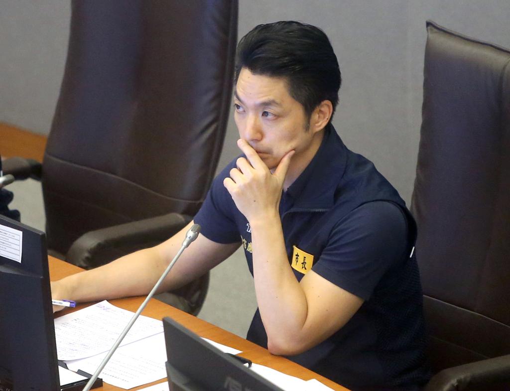 蒋万安放台风假遭绿营攻击 作家翻“高雄放4天”往事呛双标
巴威台风袭台，台北市长