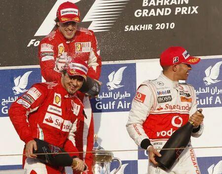 撞了6次还能拥抱，汉密尔顿和马萨给我们上了一课
翻到2011赛季的旧视频，汉密尔