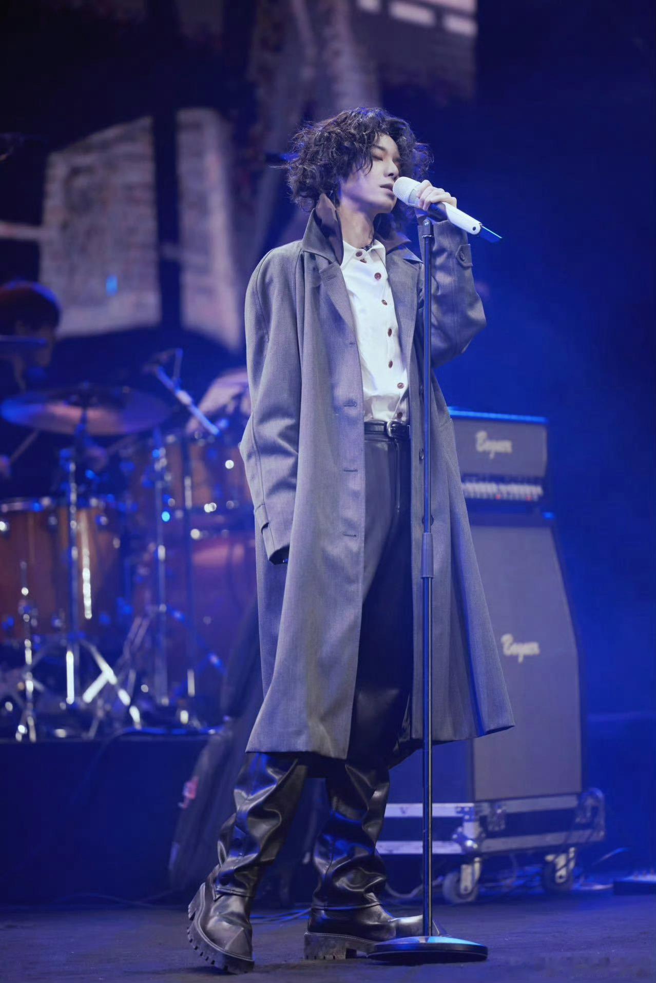 华晨宇说团队开始找新场地了💫突发状况挡不住热爱，华晨宇亲自沟通进展，团队高效找