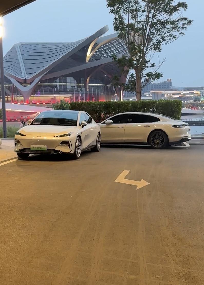 这不巧了不是，当吉利银河E8和保时捷帕拉梅拉停在一起，尾部不能说很像，简直一毛一