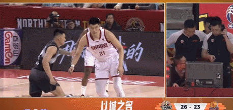 太不冷静了！曾繁日无球卡位时，直接拳击刘传兴下体，动作极其恶劣。裁判回看录像，直