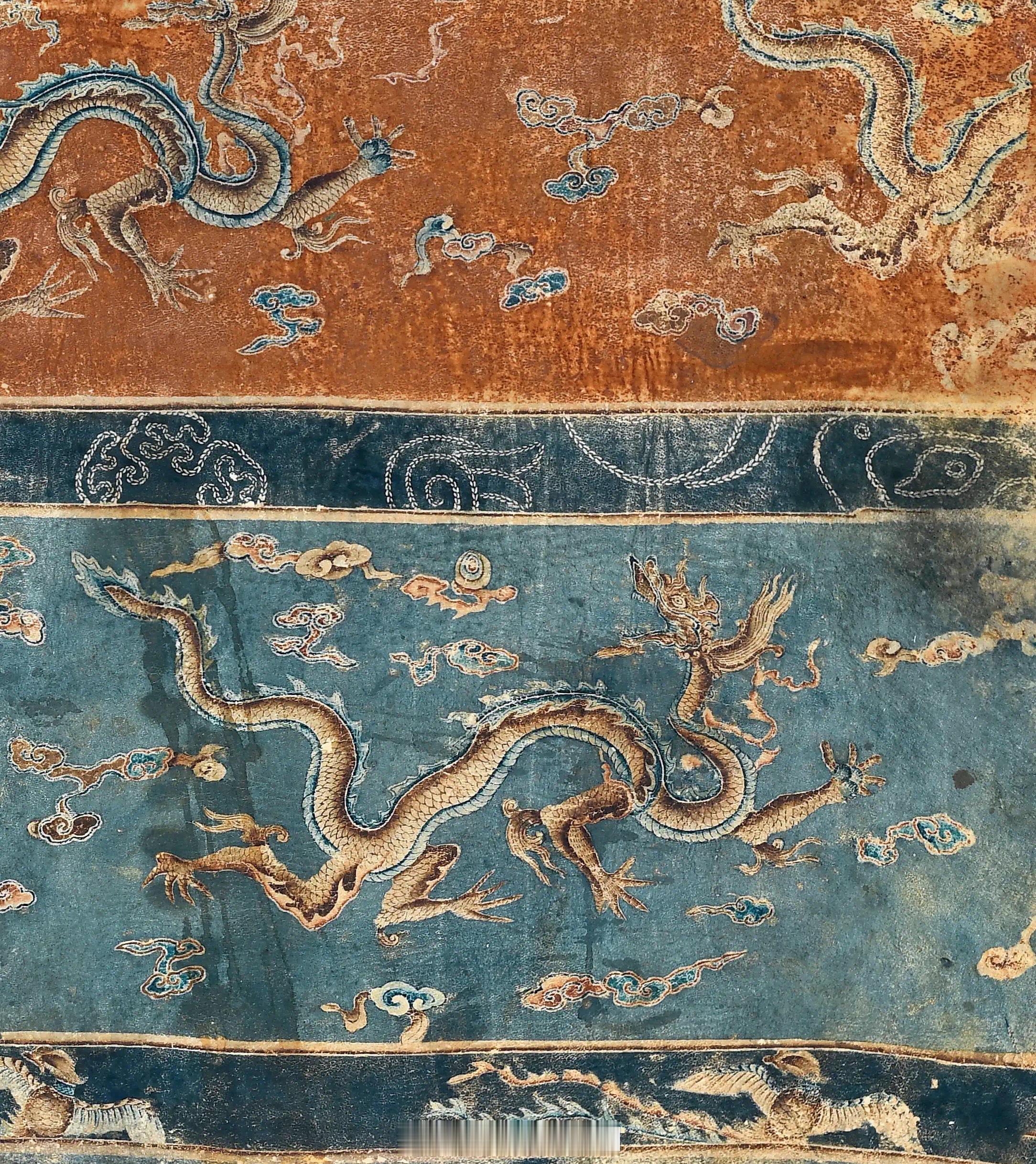 锦绣集 | 明 龙凤纹包柱皮卷此件为明代早期包柱皮卷，以皮革为地，采用彩绘工艺绘