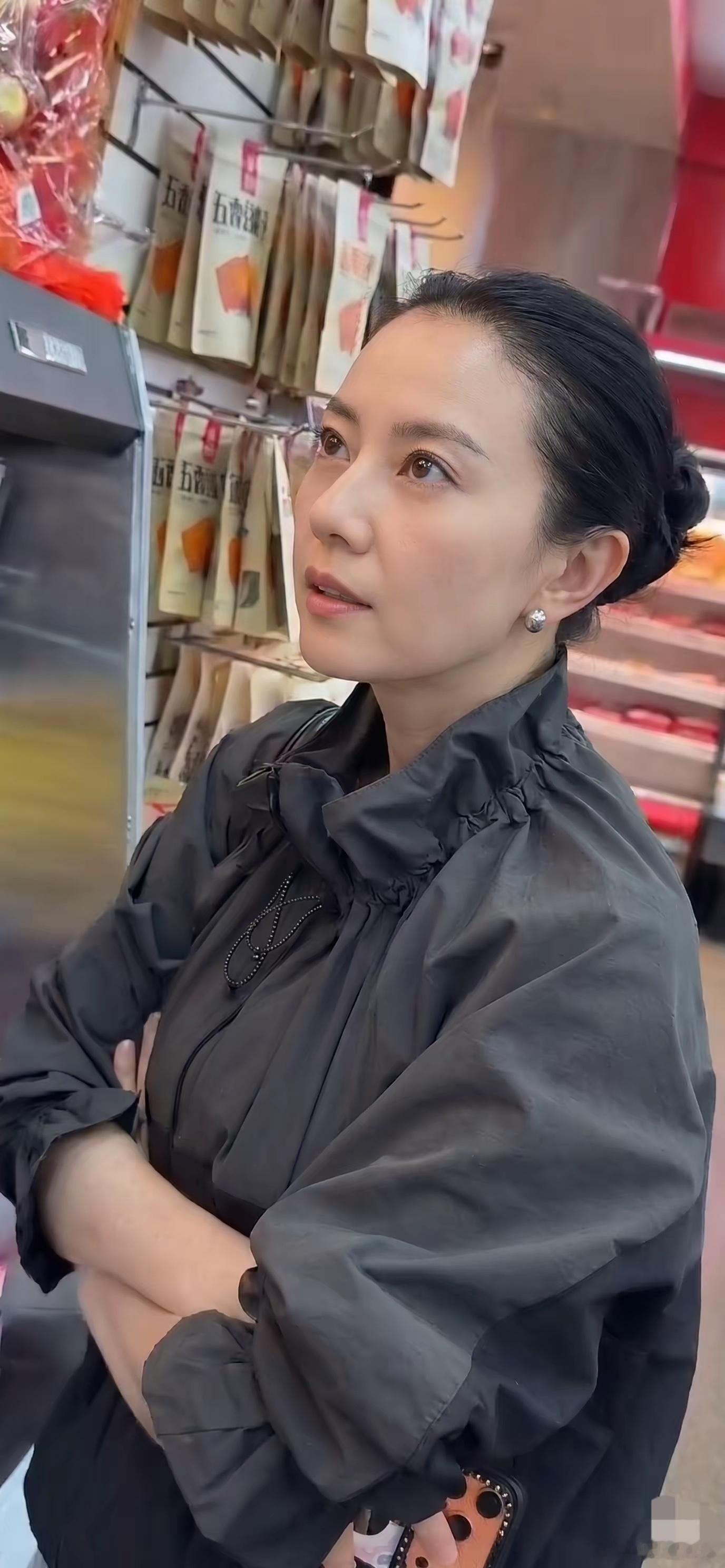 看了高圆圆在超市挑选商品的画面，直接把滤镜搓破了，原来女神也会老啊。 ​​​