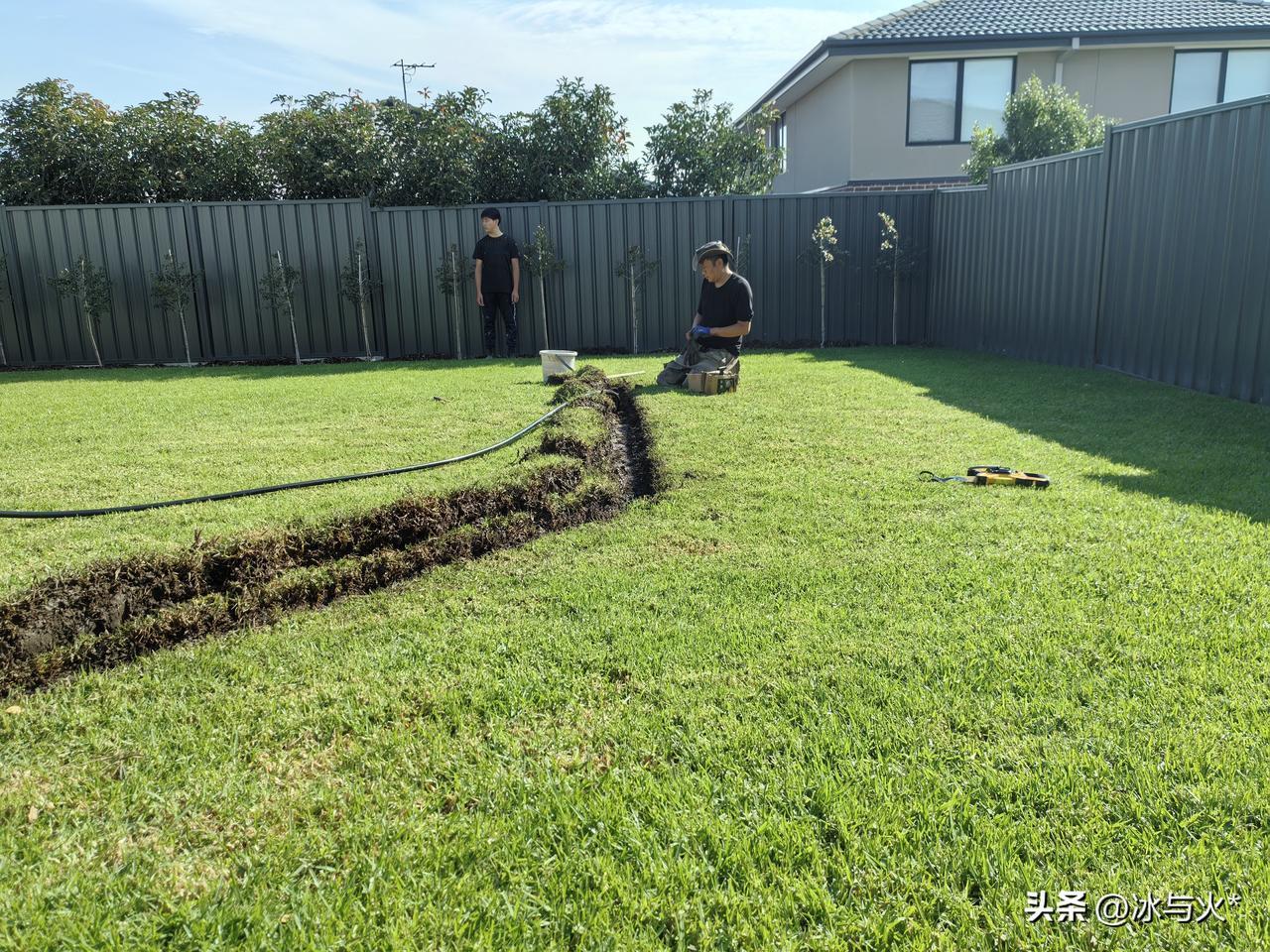 请了一位园艺师傅来安装草坪喷灌和花园滴灌，安装的是那种能在手机上操作控制的智能系